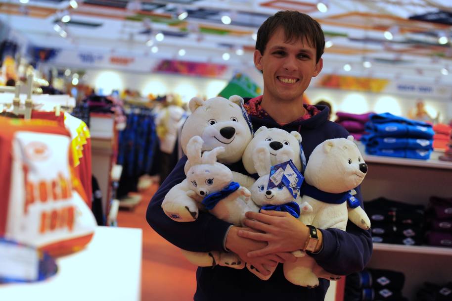 Sembrano andare  a gonfie vele gli affari per i commercianti di gadget delle olimpiadi invernali di Sochi 2014 in Russia (Olycom)